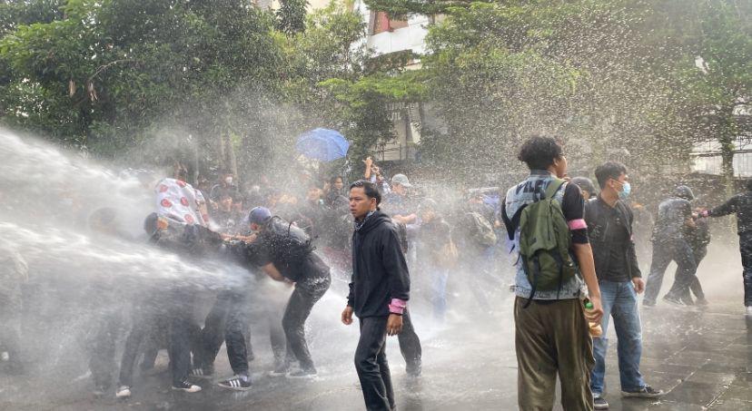 Massa Lempar Cat dan Polisi Tembak Water Canon di Demo Tolak UU TNI