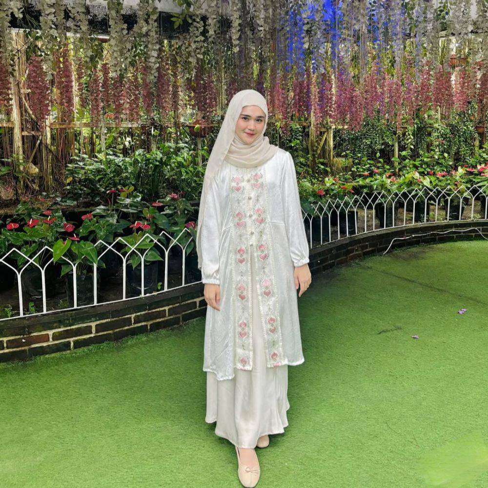 Outfit raya brukat (instagram.com/leonyreginaa)