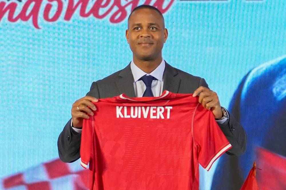 Patrick Kluivert menenteng jersey Timnas Indonesia saat momen perkenalan tim pelatih (Instagram.com/@pssi)