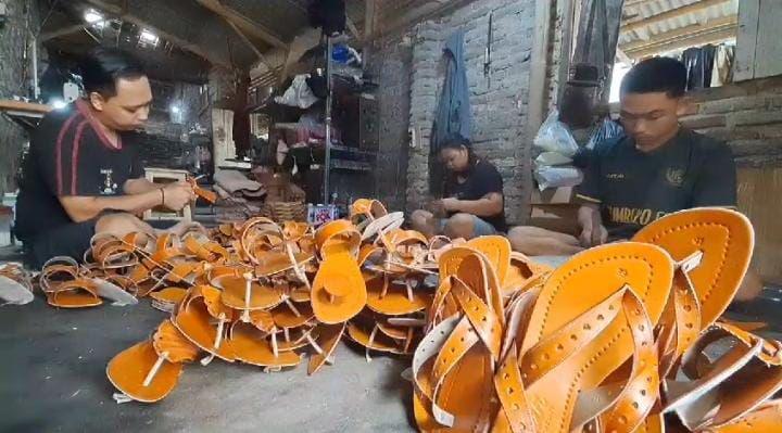 Jelang Lebaran, Perajin Sandal Kulit Magetan Kebanjiran Pesanan