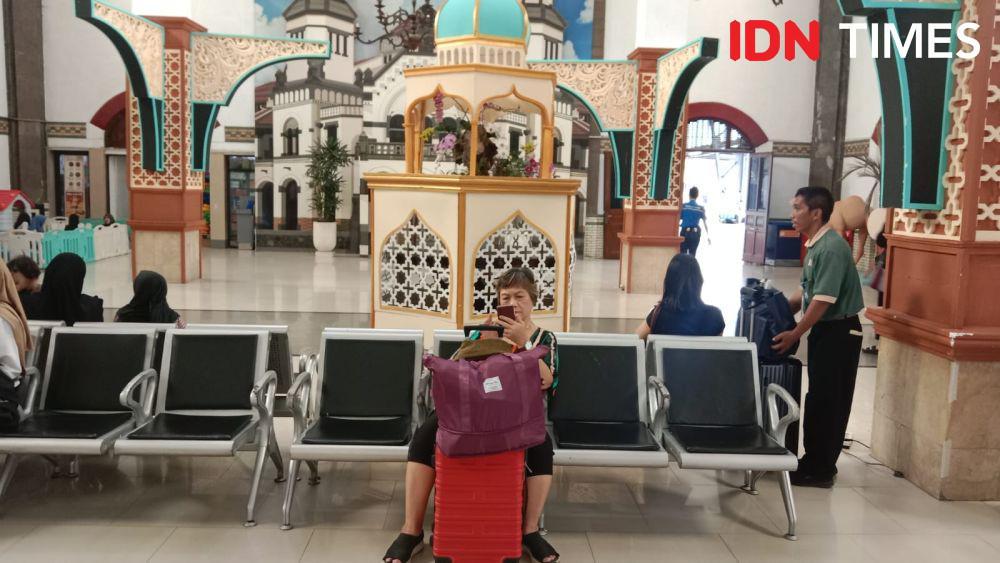 Seorang calon penumpang kereta api menggunakan handphone saat menunggu kedatangan kereta api di Stasiun Tawang Semarang. (IDN Times/Fariz Fardianto)