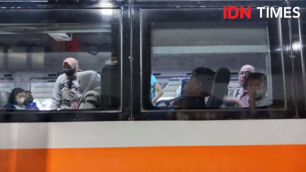 Seorang penumpang kereta api memejamkan mata saat duduk di dalam gerbong. (IDN Times/Fariz Fardianto)