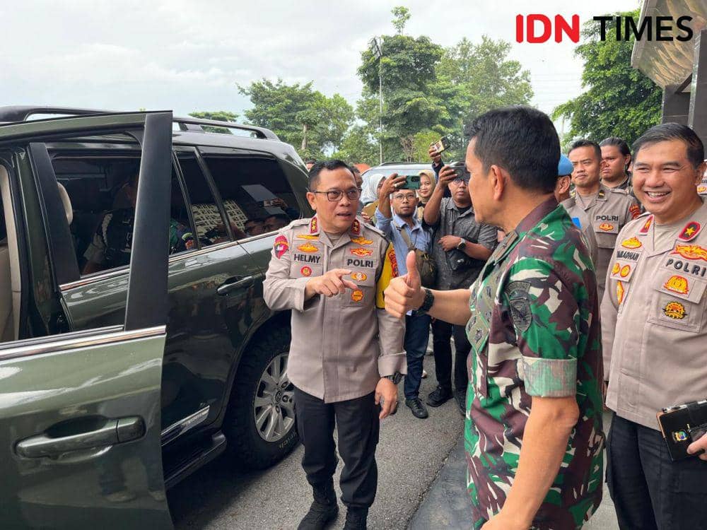 Kapolda Lampung, Irjen Pol Helmy Santika dan Ws Danpuspomad Mayjen TNI Eka Wijaya Permana bersama jajaran usai menggelar pertemuan di Mapolda Lampung, Senin (24/3/2025). (IDN Times/Tama Yudha Wiguna).