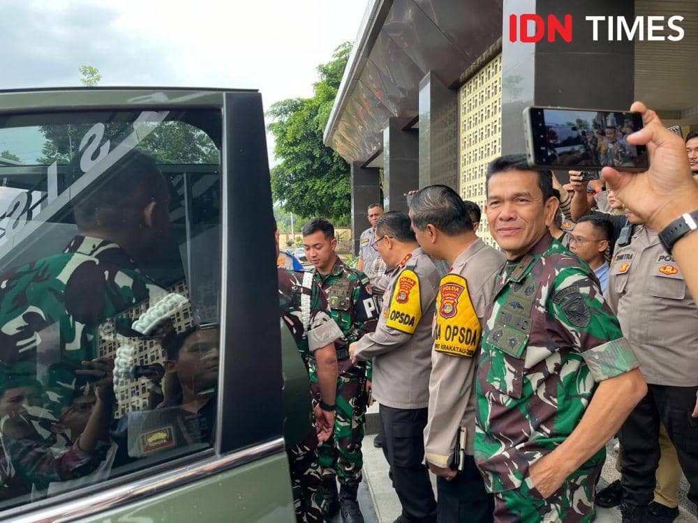 Kapolda Lampung, Irjen Pol Helmy Santika dan Ws Danpuspomad Mayjen TNI Eka Wijaya Permana bersama jajaran usai menggelar pertemuan di Mapolda Lampung, Senin (24/3/2025). (IDN Times/Tama Yudha Wiguna).