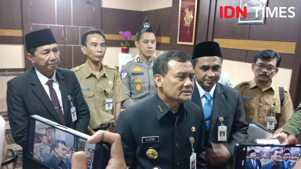 Gubernur Jateng Ahmad Luthfi bersama Wagub Jateng Taj Yasin Maimoen dan Kepala Bapenda Nadi Santoso saat memaparkan program pelonggaran pembayaran pajak kendaraan bermotor di kantornya. (IDN Times/Fariz Fardianto)