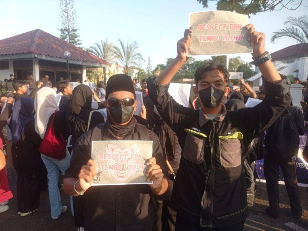 Massa aksi BEM SI menunjukan poster bertuliskan respect for TEMPO (IDN Times/Putra Gema Pamungkas)