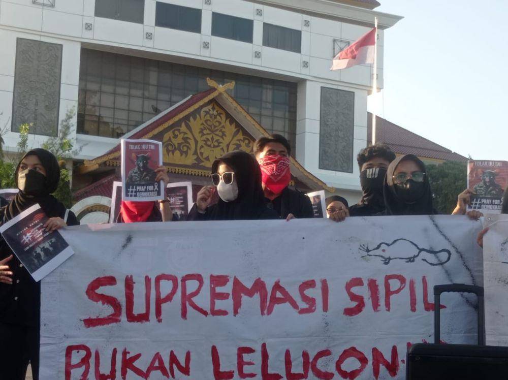 Aksi unjuk rasa BEM SI di depan kantor DPRD Kota Batam (IDN Times/Putra Gema Pamungkas)