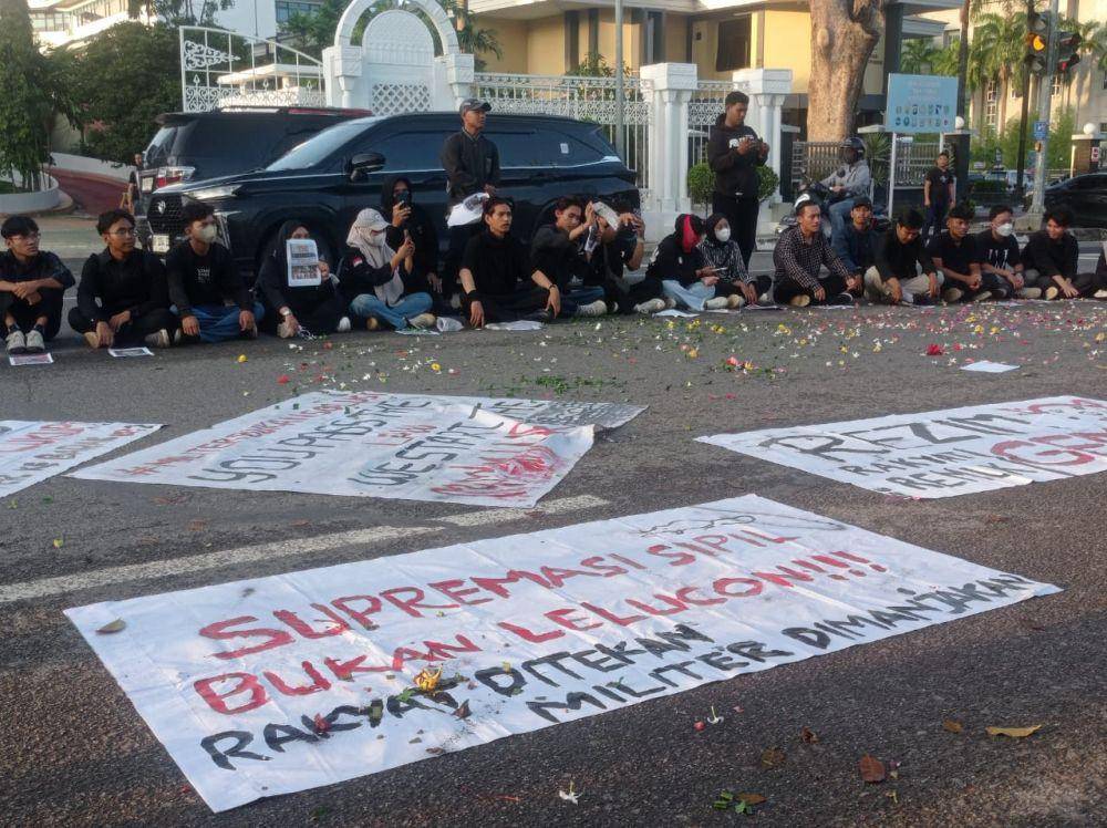 Massa aksi membentangkan sepanduk di Jl. Engku Putri, depan kantor DPRD Batam (IDN Times/Putra Gema Pamungkas)