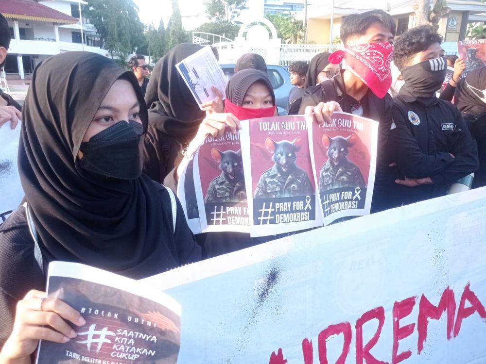 Aksi BEM SI saat melakukan aksi unjuk rasa di Kota Batam (IDN Times/Putra Gema Pamungkas)