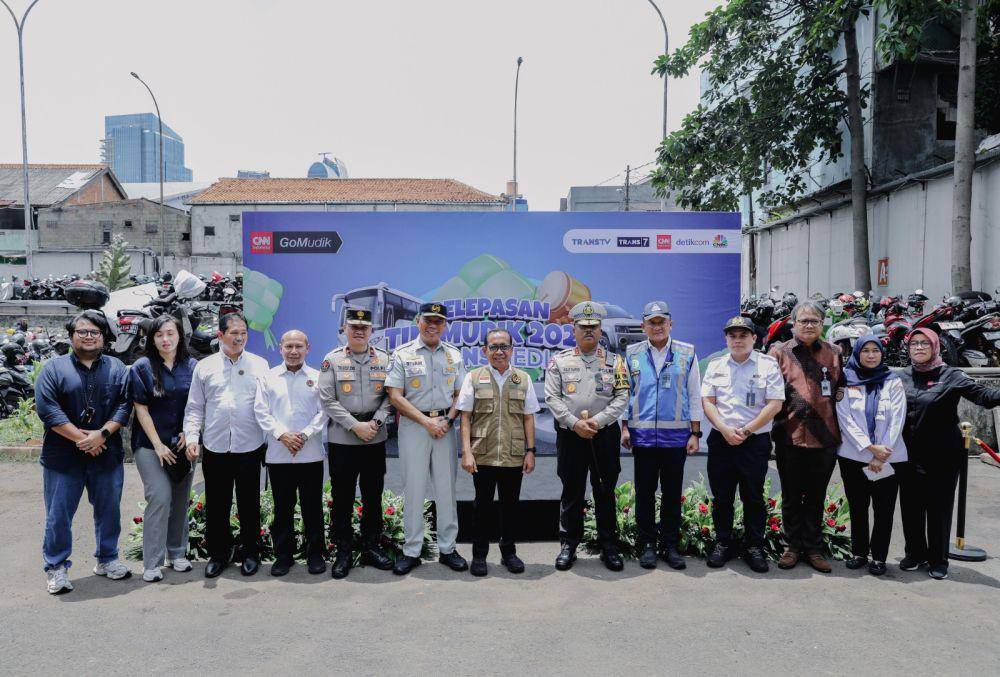 Menko PMK Pratikno dalam acara Pelepasan Tim Peliputan Go Mudik Transmedia 2025 di Kawasan Transmedia, Jakarta Selatan, pada Senin (24/3/2025). (dok. Kemenko PMK)