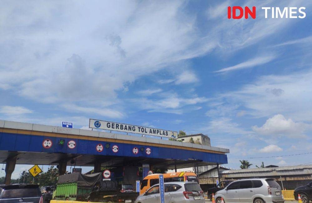 Suasana di Gerbang Tol Amplas Kota Medan (IDN Times/Indah Permata Sari)