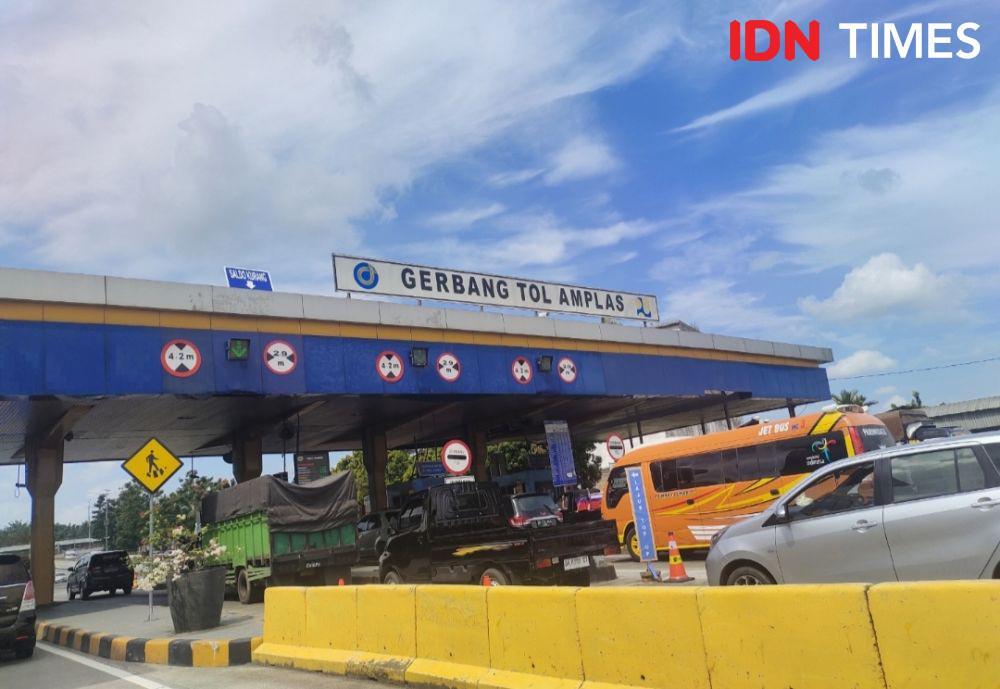 Suasana di Gerbang Tol Amplas Kota Medan (IDN Times/Indah Permata Sari)