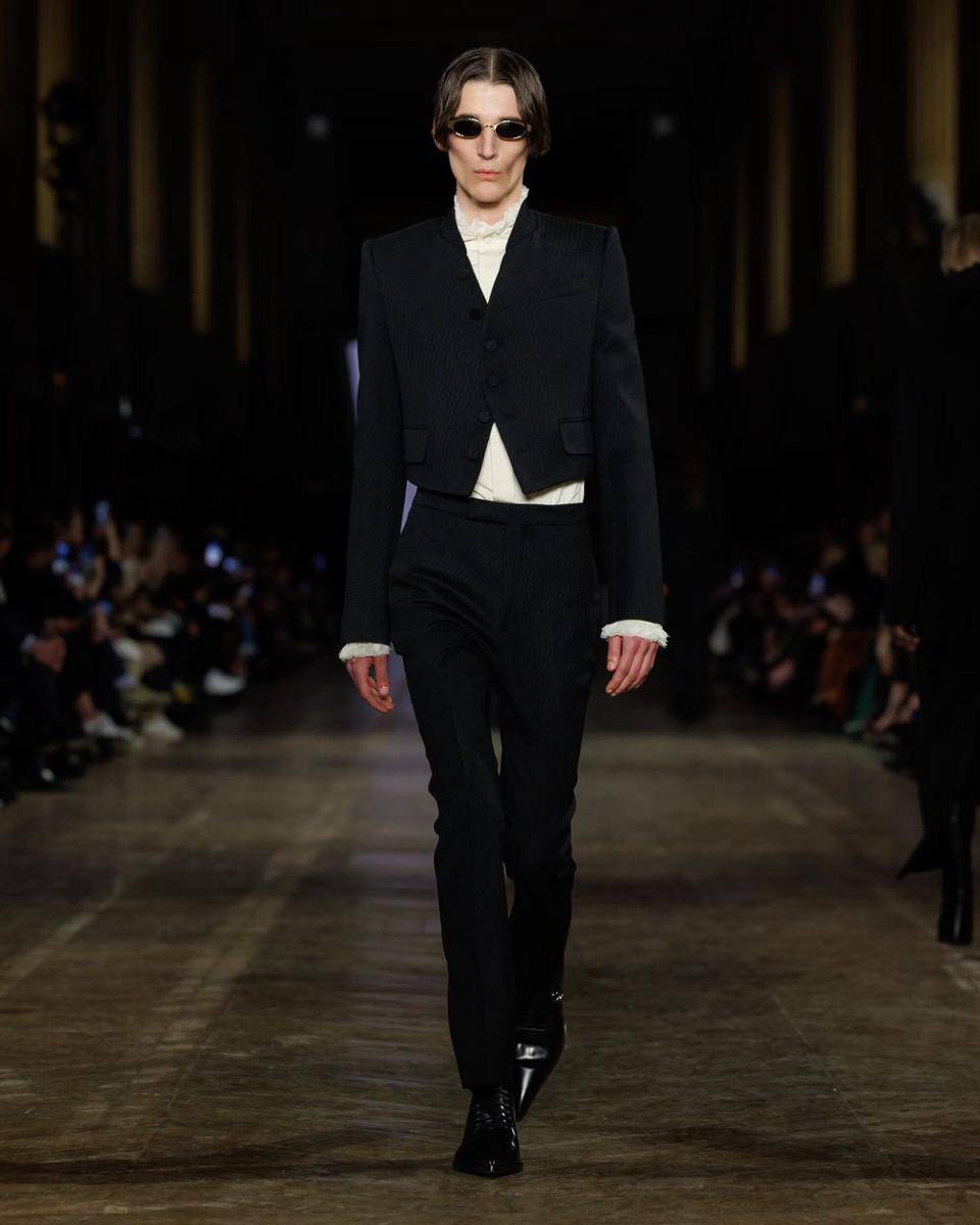 Alexander McQueen A/W 2025-26 di Paris Fashion Week (dok. Alexander McQueen)