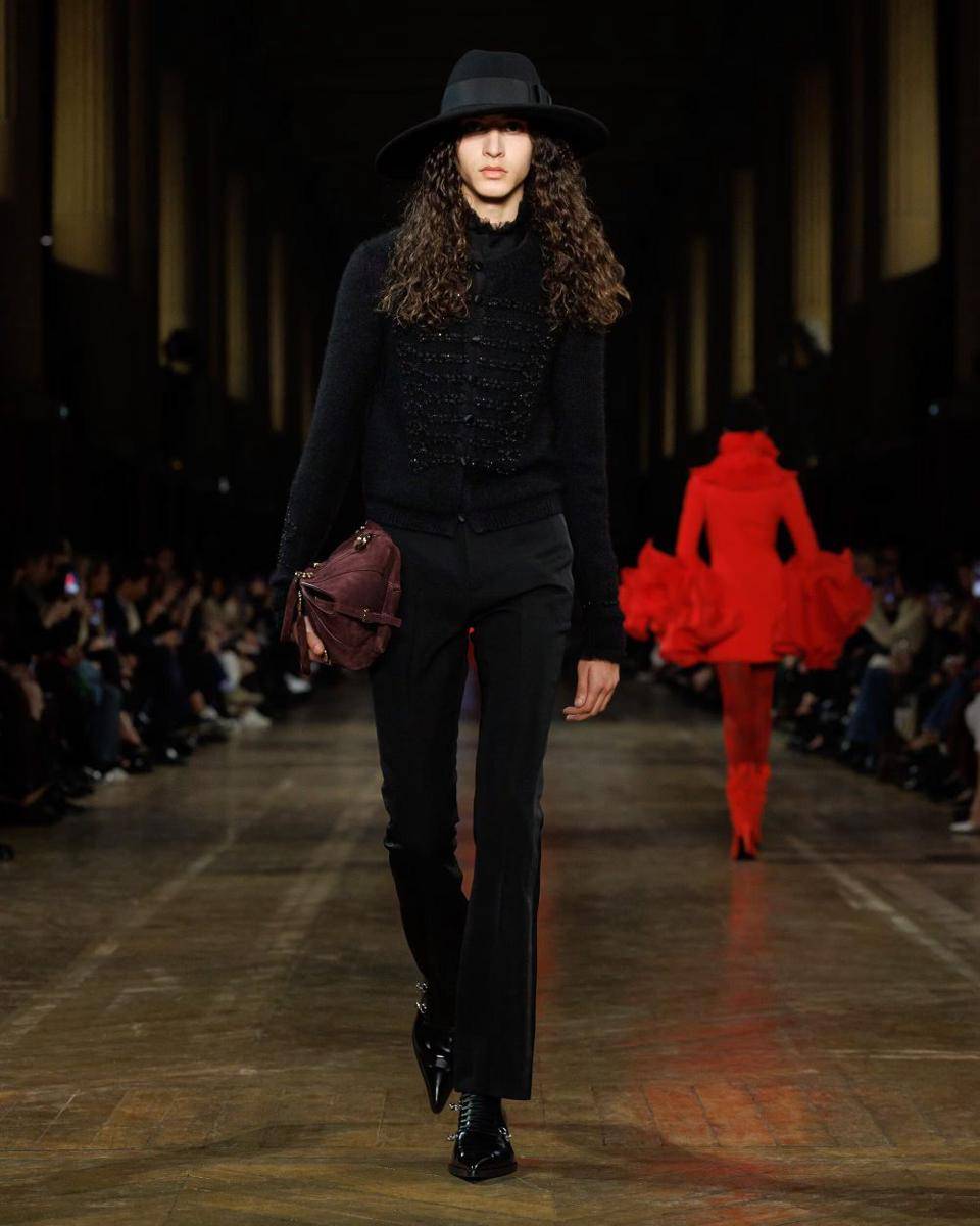 Alexander McQueen A/W 2025-26 di Paris Fashion Week (dok. Alexander McQueen)