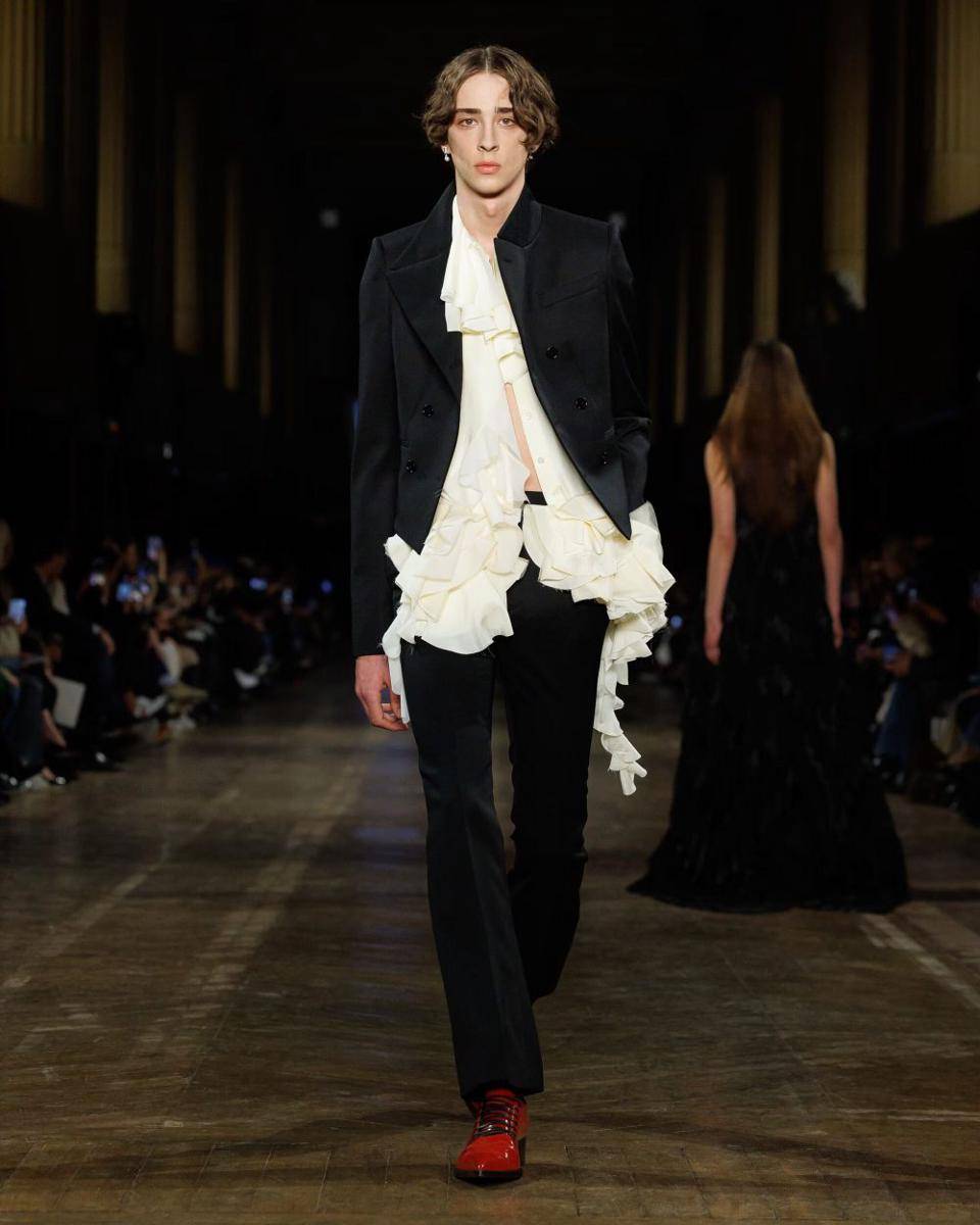 Alexander McQueen A/W 2025-26 di Paris Fashion Week (dok. Alexander McQueen)