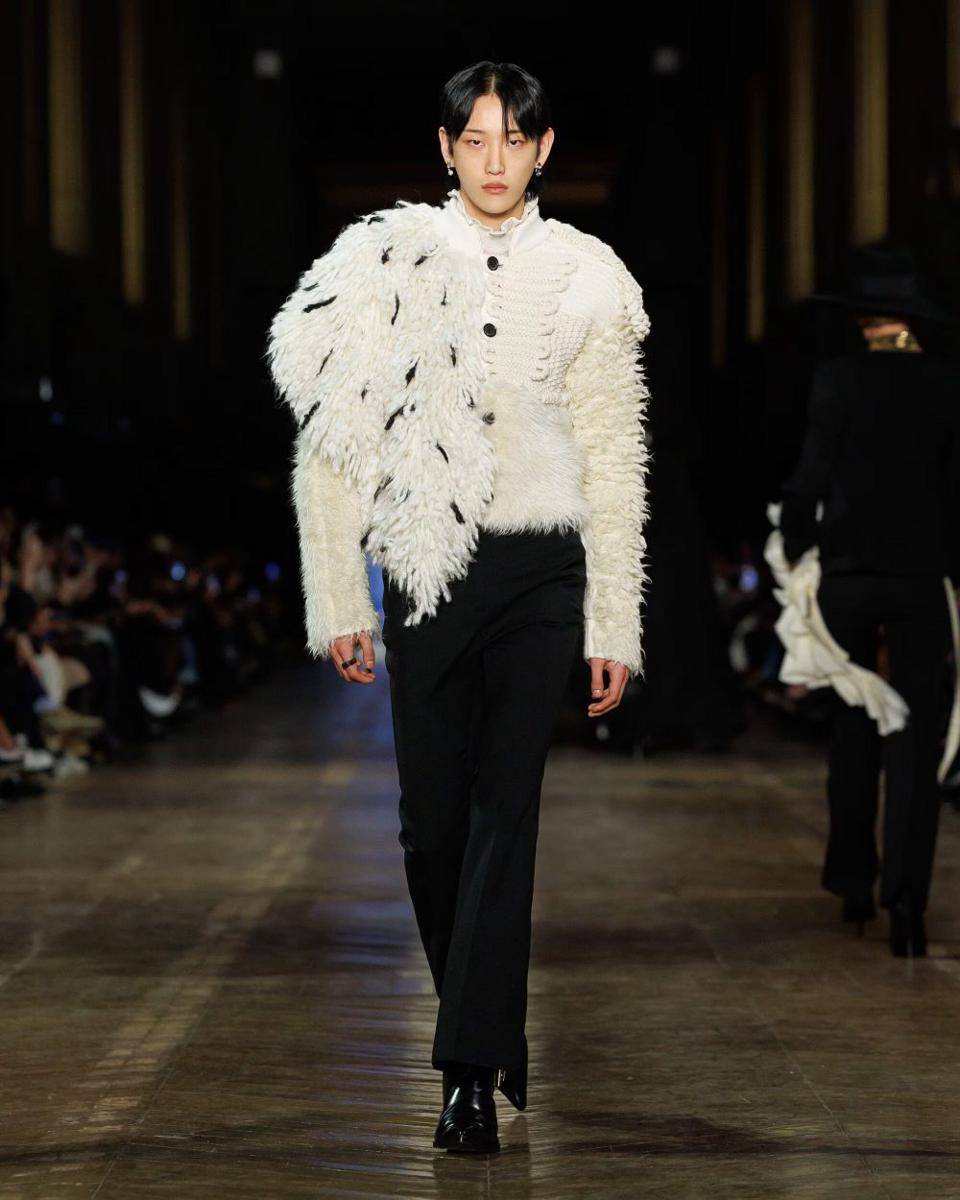 Alexander McQueen A/W 2025-26 di Paris Fashion Week (dok. Alexander McQueen)
