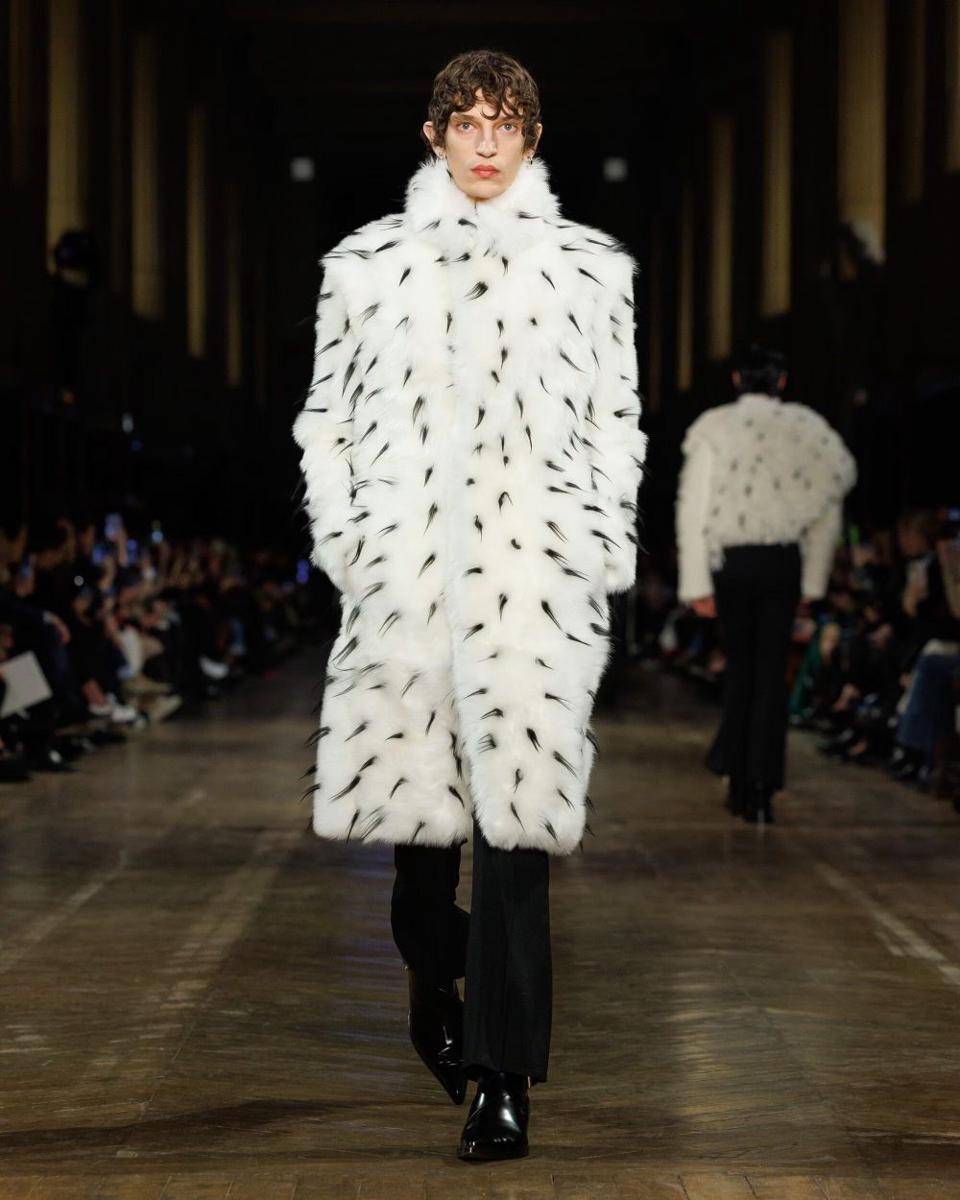 Alexander McQueen A/W 2025-26 di Paris Fashion Week (dok. Alexander McQueen)
