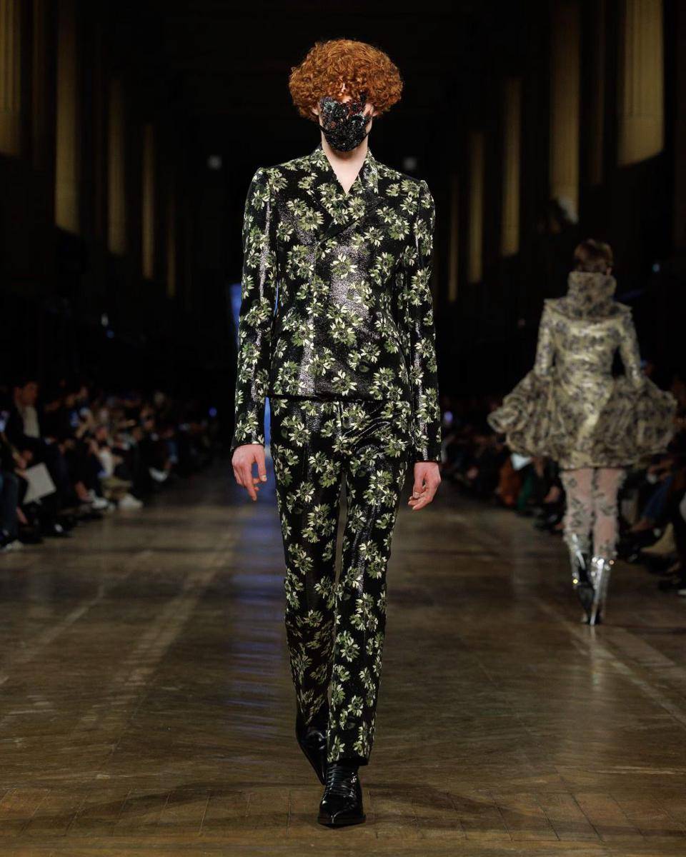 Alexander McQueen A/W 2025-26 di Paris Fashion Week (dok. Alexander McQueen)