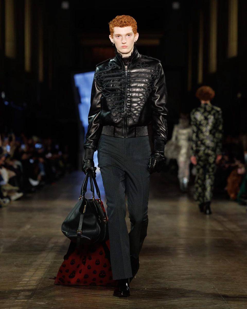 Alexander McQueen A/W 2025-26 di Paris Fashion Week (dok. Alexander McQueen)