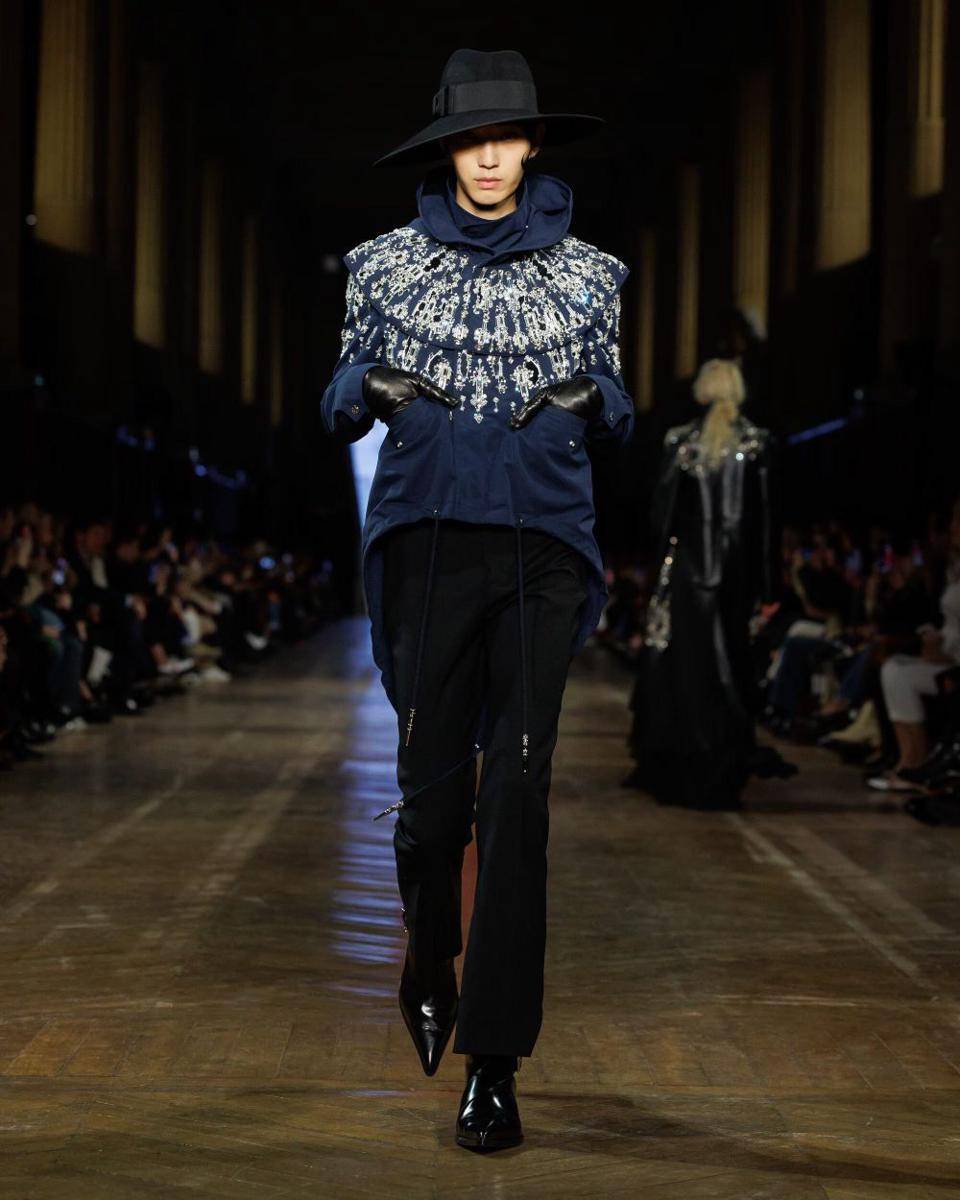 Alexander McQueen A/W 2025-26 di Paris Fashion Week (dok. Alexander McQueen)