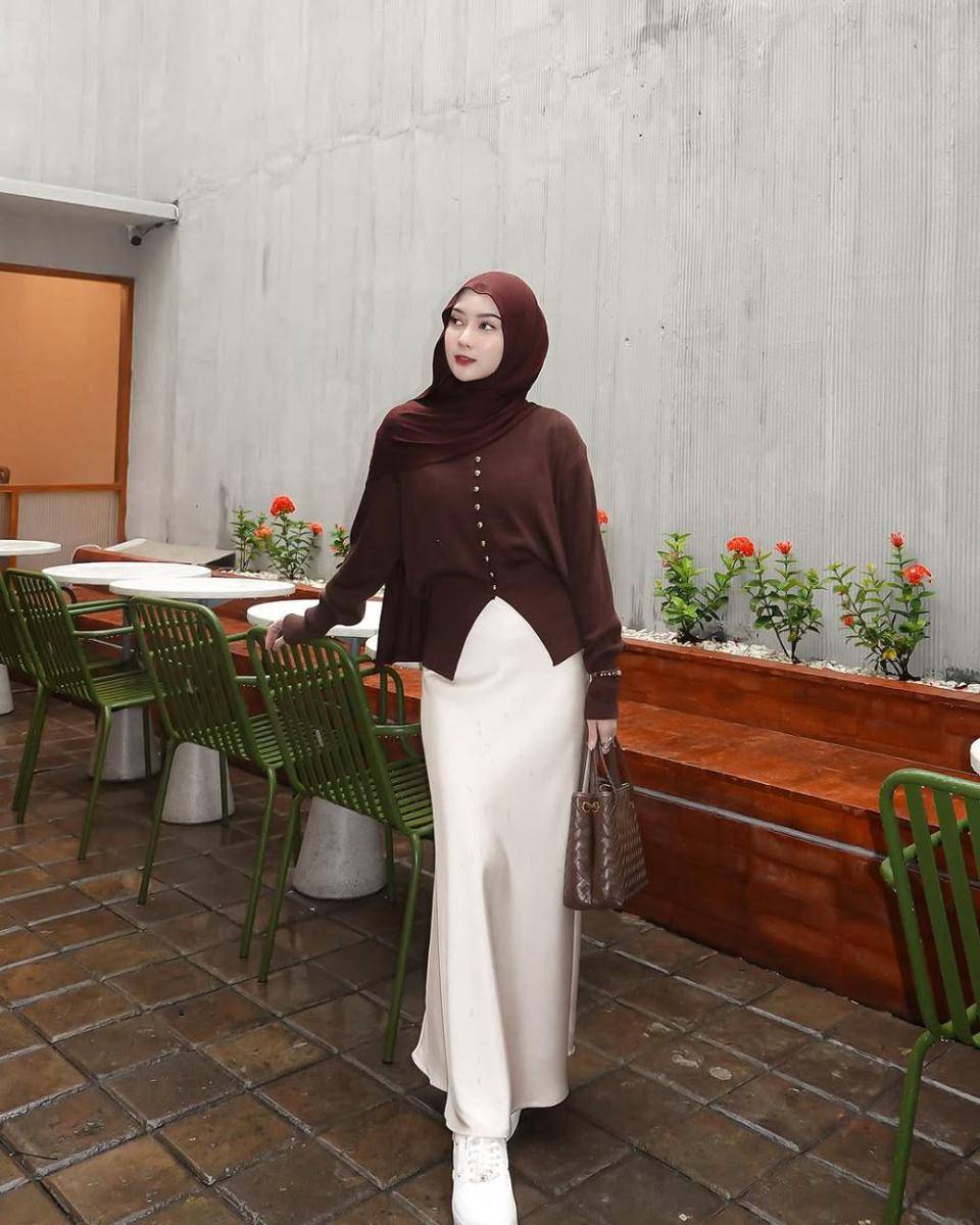 Inspirasi OOTD ala selebgram Nabilah (instagram.com/nabilahcil)