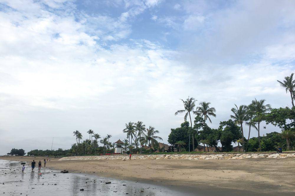 area pasir putih yang luas untuk bersantai (dok.pribadi/Natalia Indah)