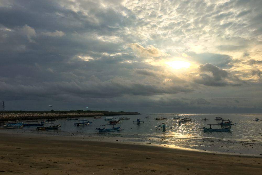 pemandangan sunset dengan runway bandara (dok.pribadi/Natalia Indah)