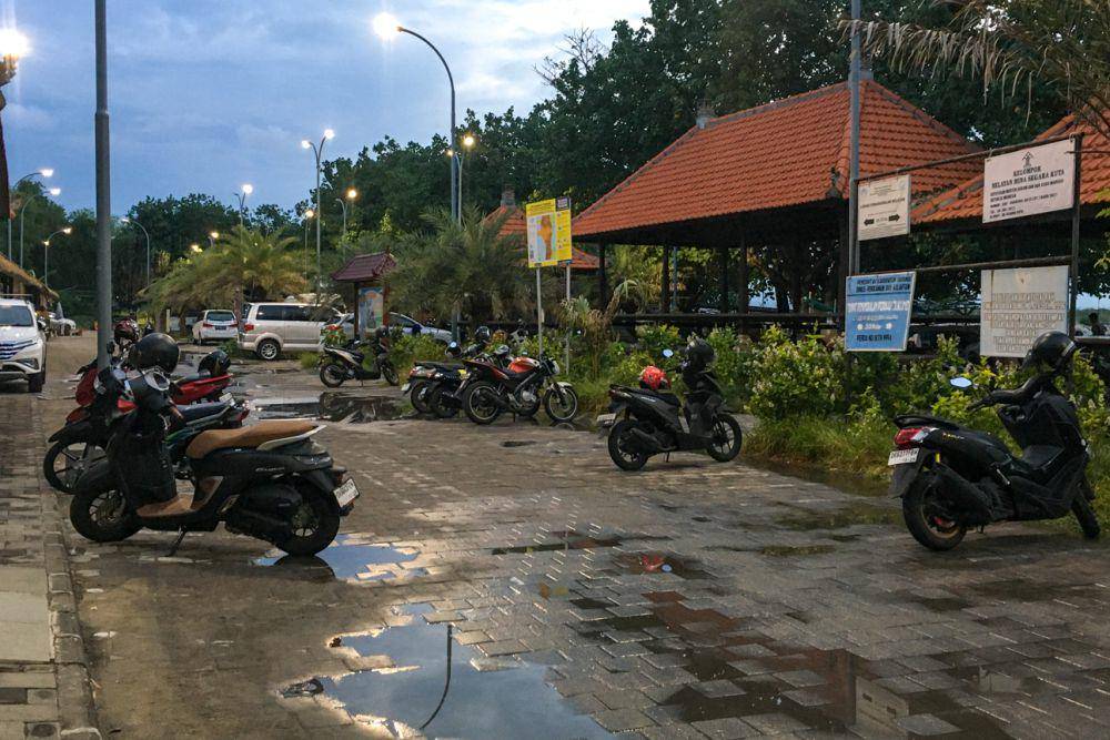 ada tempat parkir luas di dekat pintu masuk pantai (dok.pribadi/Natalia Indah)