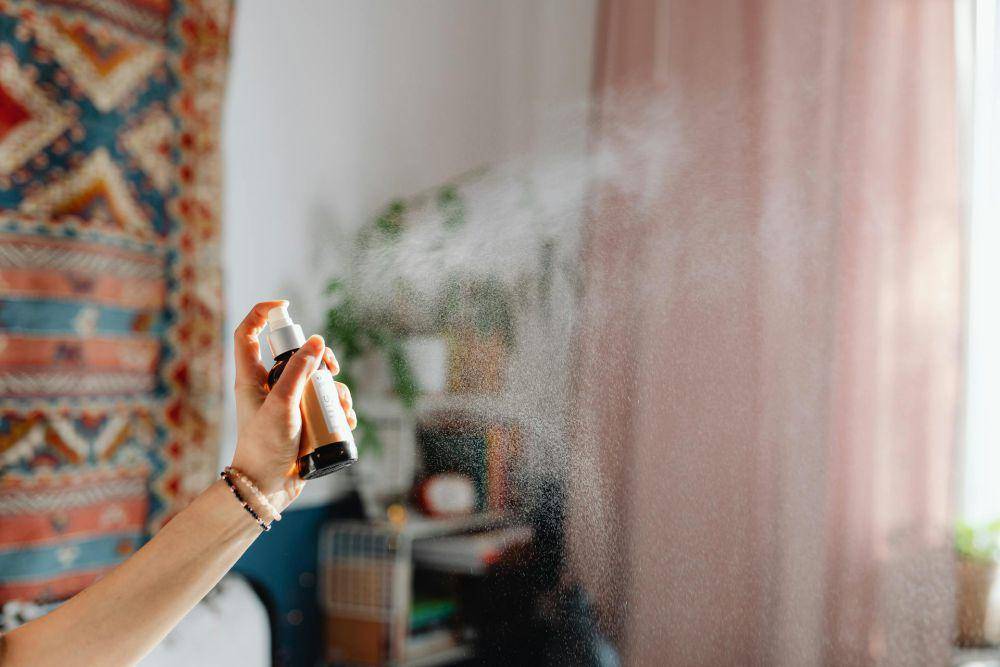 ilustrasi semprotan ruangan (pexels.com/Photo By: Kaboompics.com)