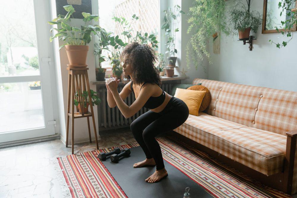 Ilustrasi squat jump (pexels.com/MART PRODUCTION )