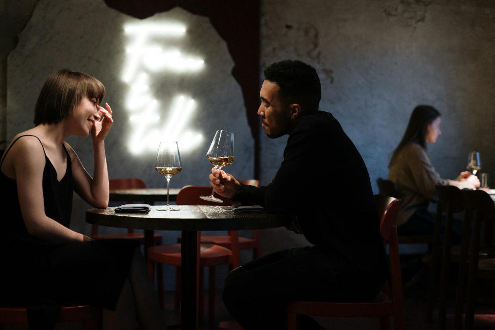 5 Zodiak yang Paling Sering Kena Love Scam, Hati-hati Baper!