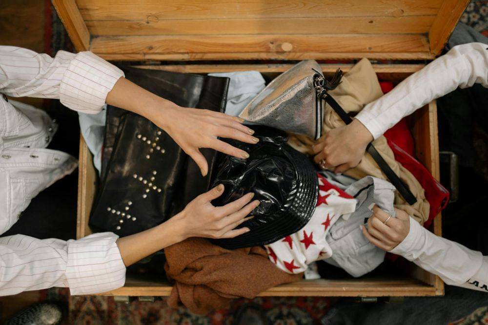 ilustrasi menyimpan barang berharga ke dalam brankas (pexels.com Cottonbro Studio)