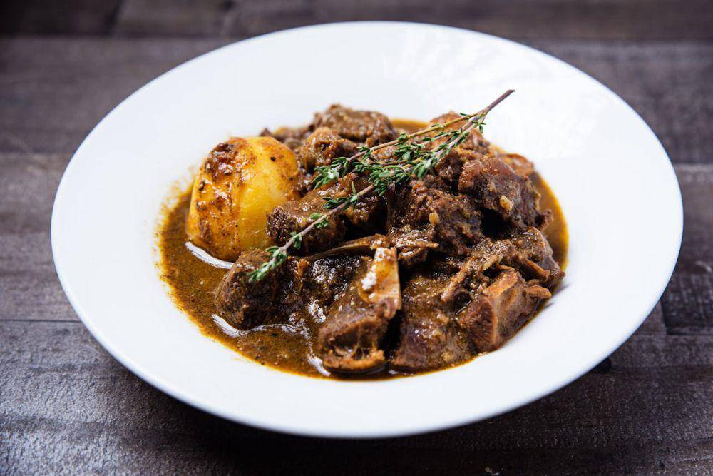 ilustrasi slow cooked beef braised in white wine (pexels.com/Snappr)