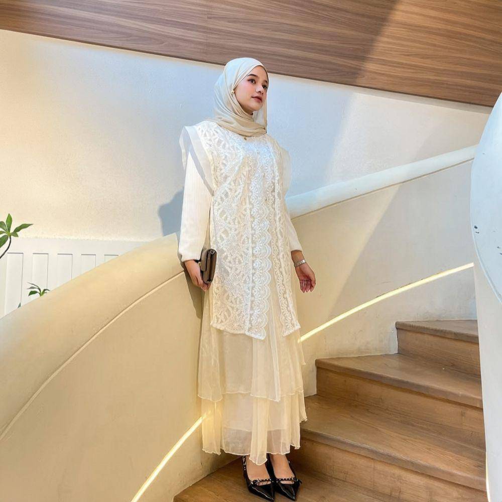 Outfit raya brukat (instagram.com/sherenavinka)