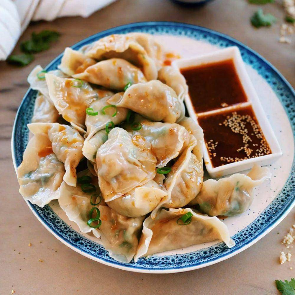 ilustrasi dimsum ayam udang dengan saus spesial (unsplash.com/Rimsha Noor)
