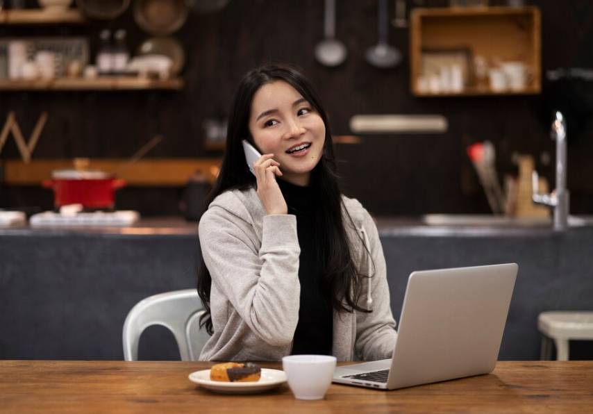ilustrasi kerja di cafe (freepik.com/freepik)