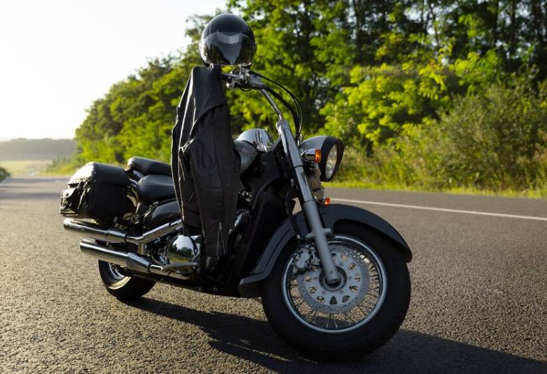 ilustrasi motor dengan box (freepik.com/freepik)