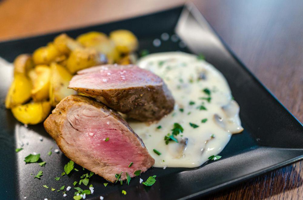 Resep Steak Sapi dengan Saus Jamur yang Bikin Lapar