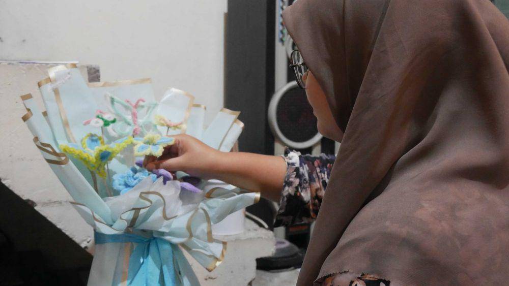 Proses pembuatan buket bunga @eternal.studio.co (dok. Zefanya Azzahra Sapna Clarisa)