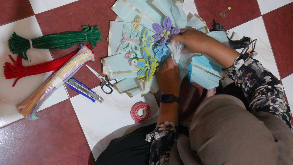 Proses pembuatan buket bunga @eternal.studio.co (dok. Zefanya Azzahra Sapna Clarisa)