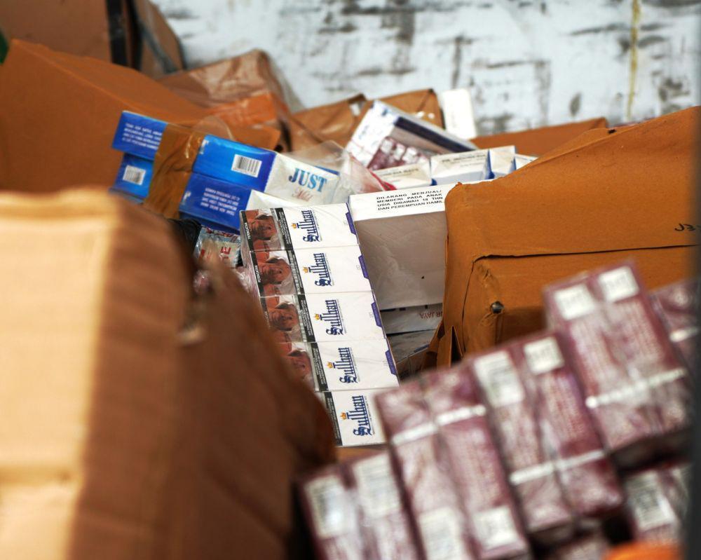 Bea Cukai Tegal gagalkan peredaran 666.000 batang rokok ilegal tanpa pita cukai dalam sebuah operasi di Jalan Raya Pantura, Kademangan, Kecamatan Warureja, Kabupaten Tegal pada Jumat (14/3/2025). (Dok Bea Cukai)