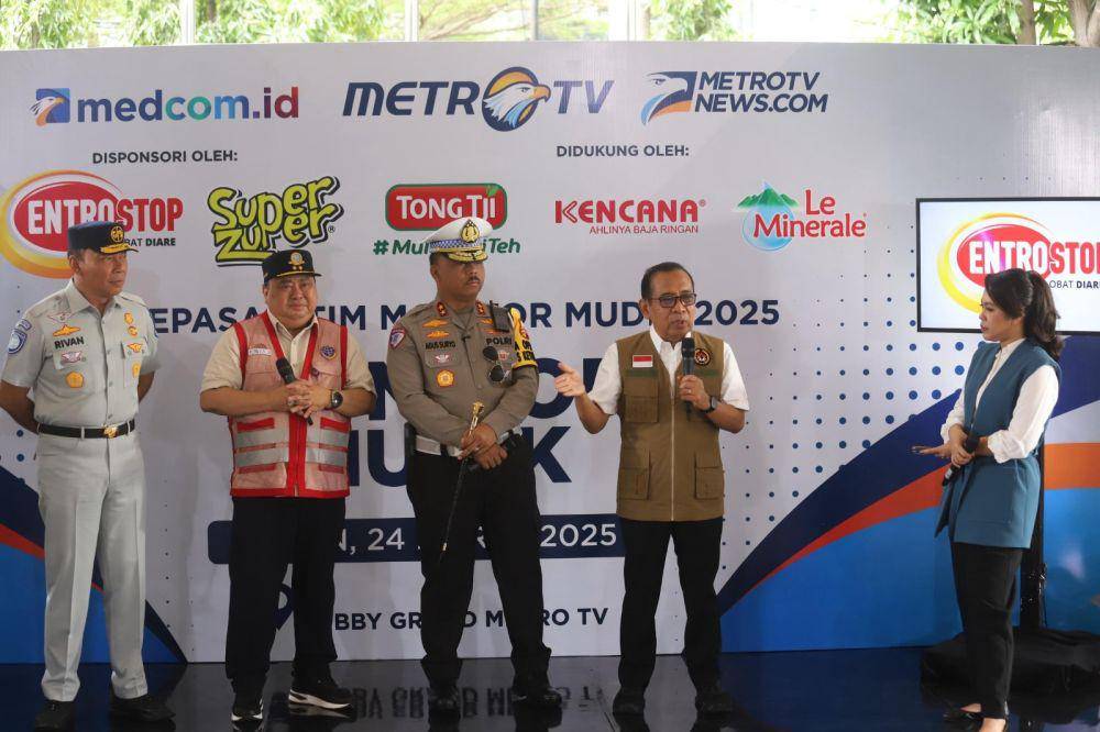Menko PMK Pratikno dalam acara Pelepasan Tim Peliputan Go Mudik Transmedia 2025 di Kawasan Transmedia, Jakarta Selatan, pada Senin (24/3/2025). (dok. Kemenko PMK)