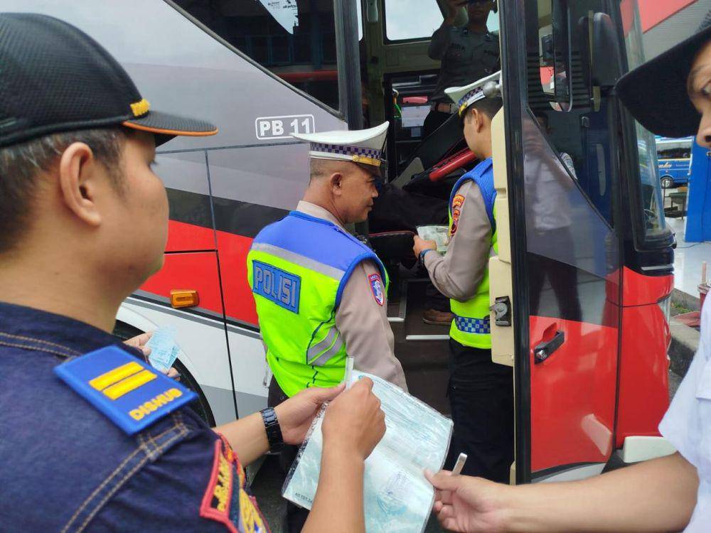 Dinas Perhubungan (Dishub) Kota Semarang menggelar ramp check atau pemeriksaan kendaraan pada momen mudik Lebaran 2025. (dok. Dishub Kota Semarang)