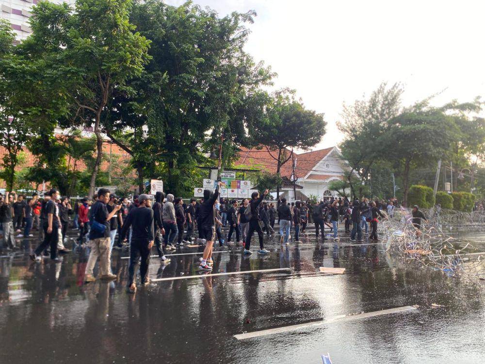 Kondisi demo menolak UU TNI di depan Gedung Grahadi, Senin (24/3/2025). IDN Times/Khusnul Hasana