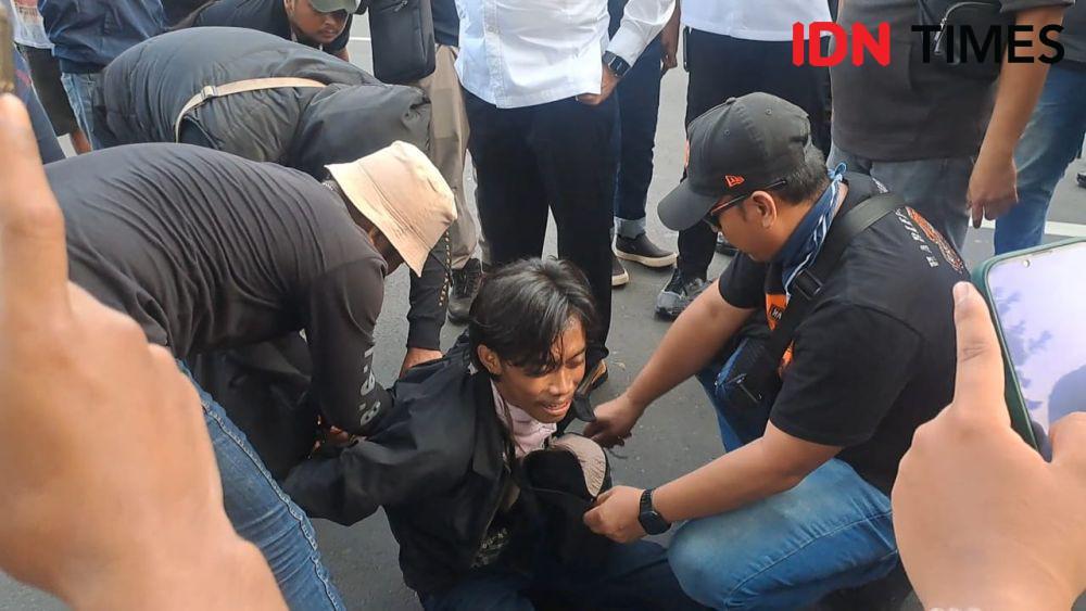Polisi Mulai Tangkap Peserta Aksi Tolak UU TNI, Dituduh Bawa Molotov