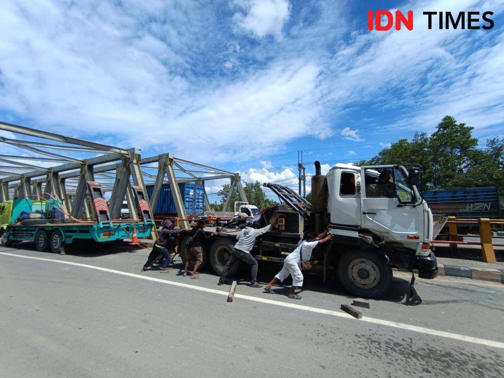 Menurut keterangan polisi, truk sempat kehilangan kendali saat menikung sebelum terbalik. (IDN Times/Erik Alfian)
