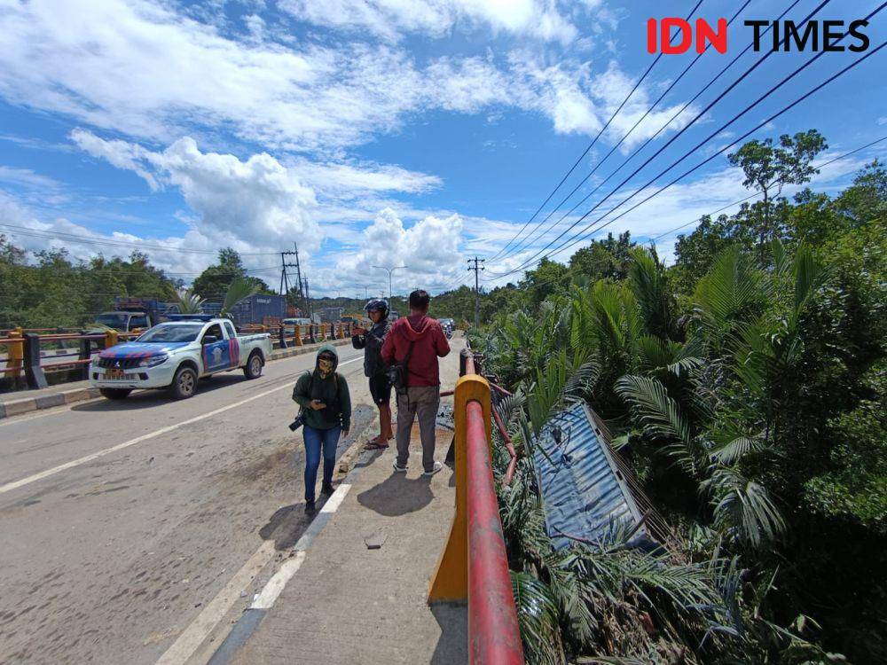 Kecelakaan membuat kontainer terpental ke bagian bawah Jembatan Sungai Wain. (IDN Times/Erik Alfian)