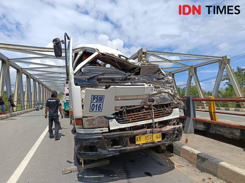 Badan truk ringsek akibat kecelakaan tunggal di Jalan Akses TPK Kariangau, Senin (24/3/2025). (IDN TImes/Erik Alfian)
