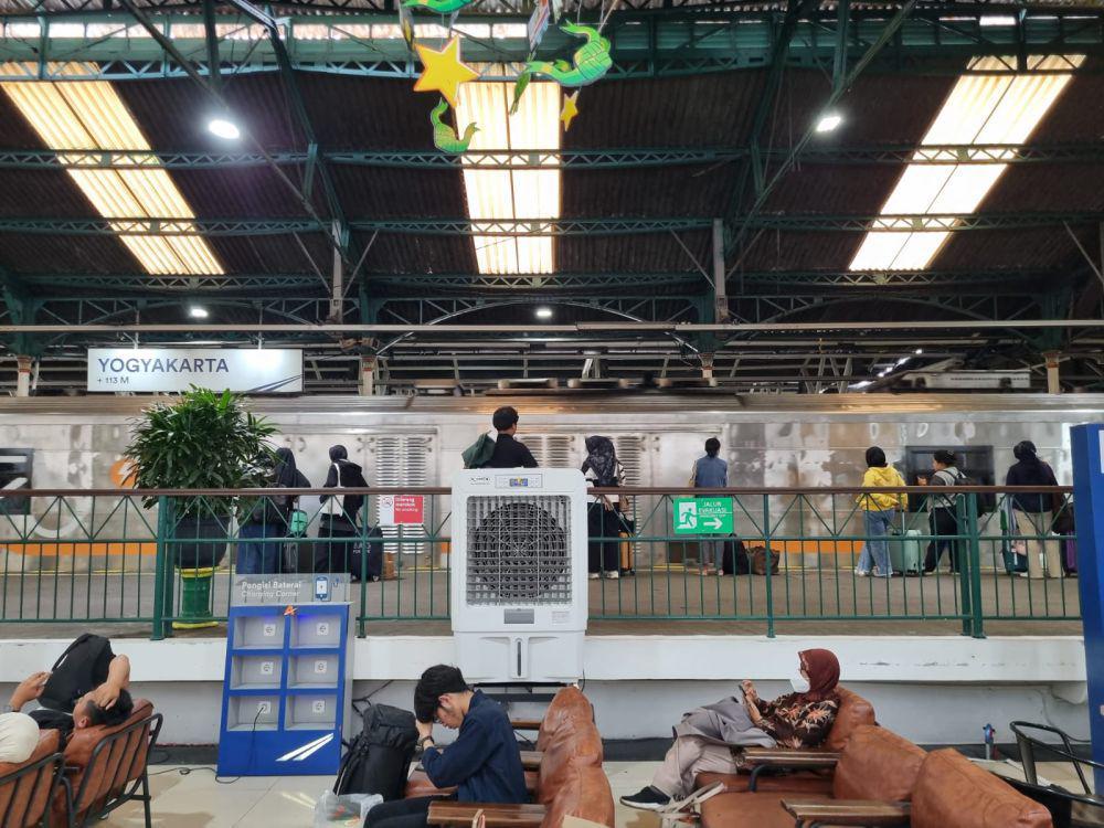 Penumpang kereta api di Stasiun Yogyakarta. (Dok. Istimewa)