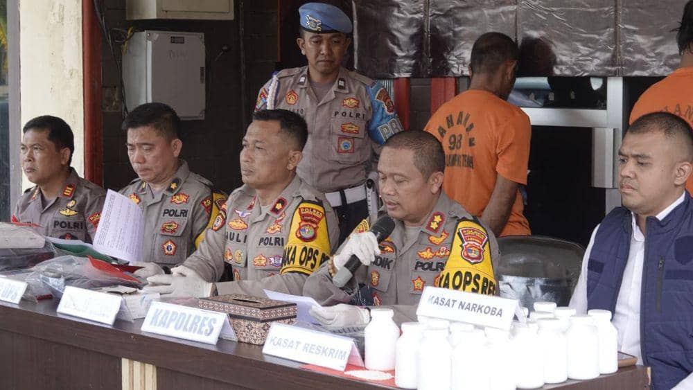 Ungkap kasus perampokan dan pembunuhan di Dusun IV, Kampung Sidodadi, Kecamatan Bandar Surabaya, Senin (24/3/2025). (Dok. Polres Lampung Tengah).